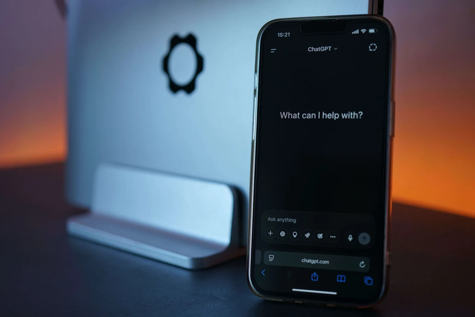 Egy telefon, melyen meg van nyitva a ChatGPT, egyelőre ChatGPT-hirdet&eacute;s n&eacute;lk&uuml;l