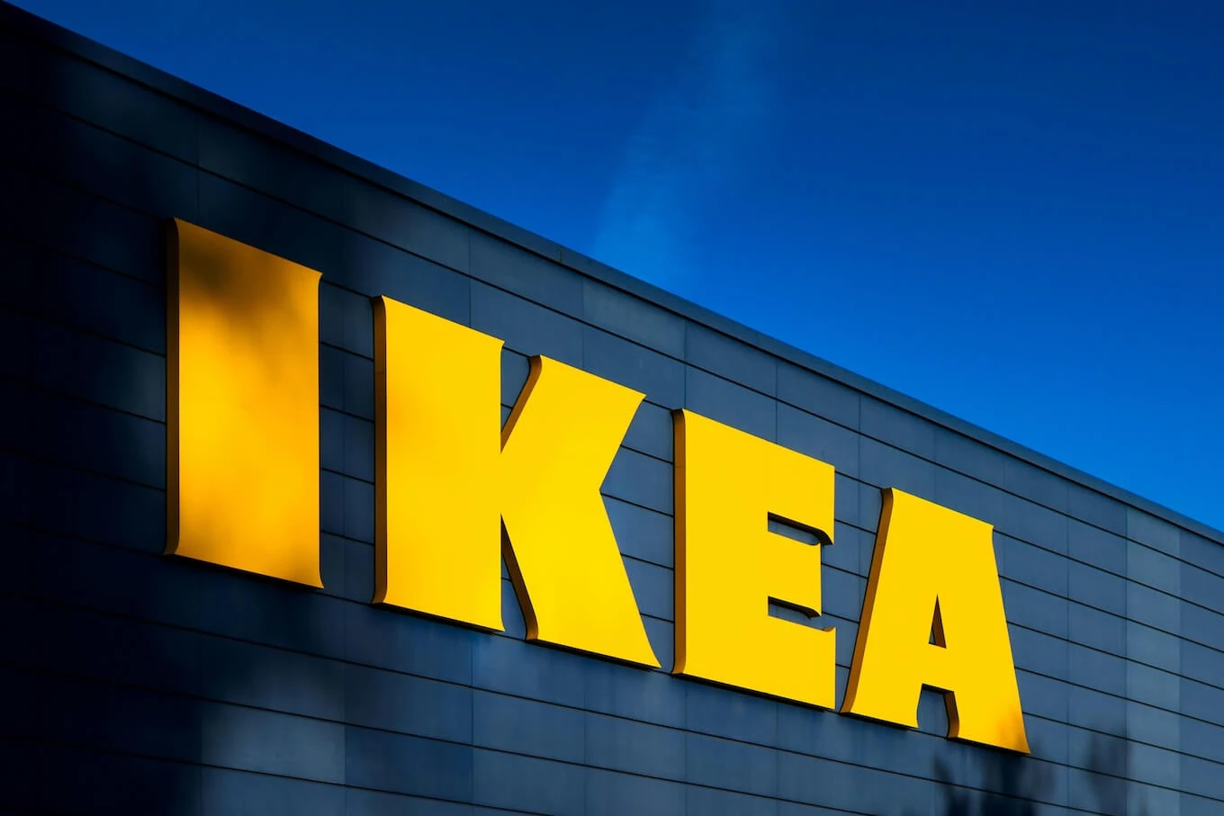 IKEA bolt kívülről, jól felismerhető arculat és márkaépítés IKEA bolt kívülről, jól felismerhető arculat és márkaépítés
