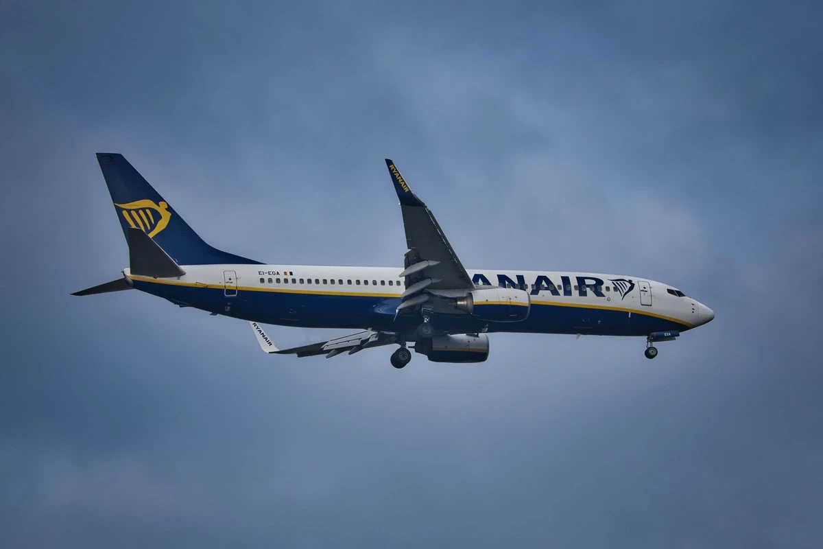 Egy k&ouml;zeli k&eacute;p egy levegőben sz&aacute;ll&oacute; Ryanair g&eacute;pről