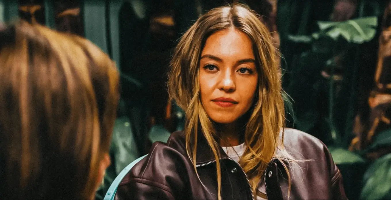 Sydney Sweeney egy bőrdzsekiben &ndash; tudatos m&aacute;rka&eacute;p&iacute;t&eacute;s